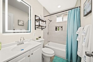 Hair dryer, towels, soap, shampoo - Cozy Hideaway Close To Downtown LA (Alhambra)