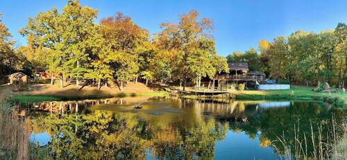 Enjoy Fall Serenity on our Woodland Retreat with Boat Parking near Truman Lake