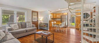 Main Level King Suite! 1 block to Lake Access! Cozy Cottage