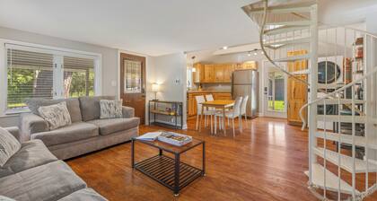 Main Level King Suite! 1 block to Lake Access! Cozy Cottage