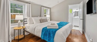 Main Level King Suite! 1 block to Lake Access! Cozy Cottage