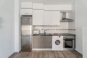 Een koelkast, een magnetron, een oven, een kookplaat