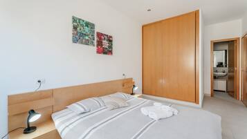 2 chambres, fer et planche à repasser, Wi-Fi gratuit, draps fournis