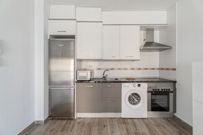 Fridge, oven, stovetop, coffee/tea maker - Apartment 'Casa Graham' with Sea View, Balcony and Wi-Fi (Tazacorte)