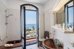 Een douche, een haardroger, handdoeken