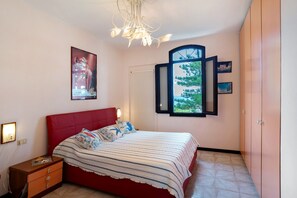 1 slaapkamer, een strijkplank/strijkijzer, gratis wifi, beddengoed