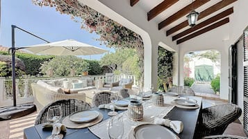 屋外ダイニングエリア