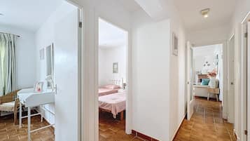 3 室のベッドルーム、WiFi (無料)、ベッドシーツ