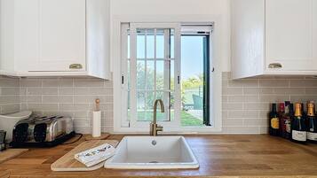 Een koelkast, een magnetron, een oven, een kookplaat