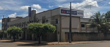 Vista frontal de la propiedad