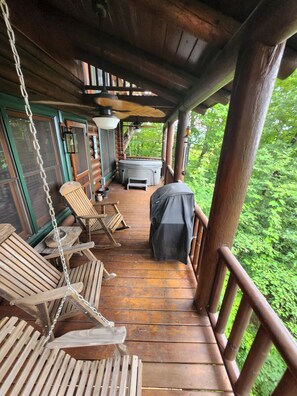Terrace/patio - Beautiful,  cabin with gorgeous mountain views! (Ellijay)