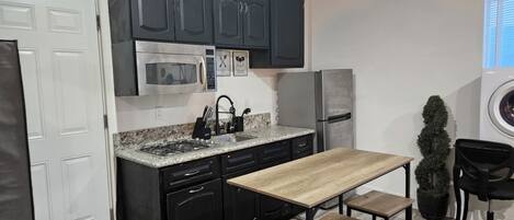 Refrigerador, microondas, placa de cocina, cafetera/tetera