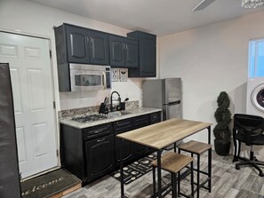 Réfrigérateur, micro-ondes, plaque de cuisson, cafetière/bouilloire