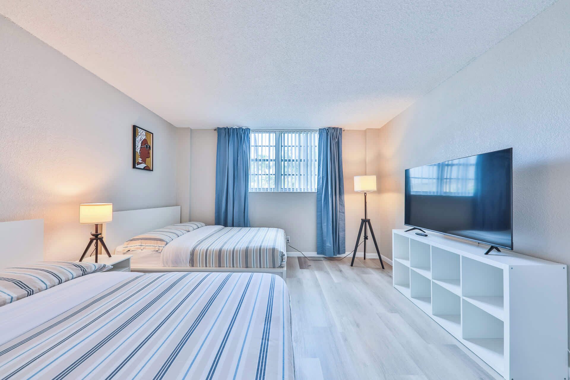 1 chambre, bureau, fer et planche à repasser, lit parapluie