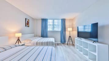 1 chambre, bureau, fer et planche à repasser, lit parapluie