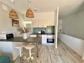 Réfrigérateur, micro-ondes, four, plaque de cuisson