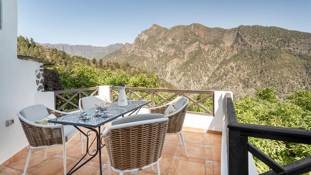 A balcony with a table and chairs, overlooking a mountainous landscape. - Holiday Home 'Caldera De Taburiente Rural' with Mountain View, Private Terrace and Wi-Fi (El Paso)