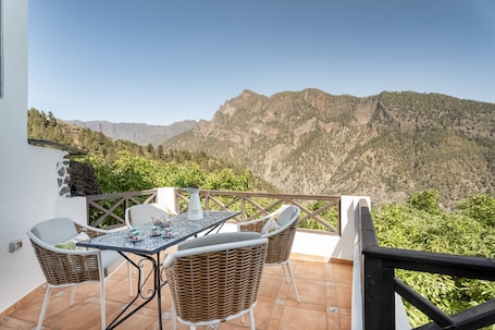 Outdoor dining. Holiday Home 'Caldera De Taburiente Rural' with Mountain View, Private Terrace and Wi-Fi