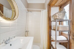 Dusj, hårføner og håndklær