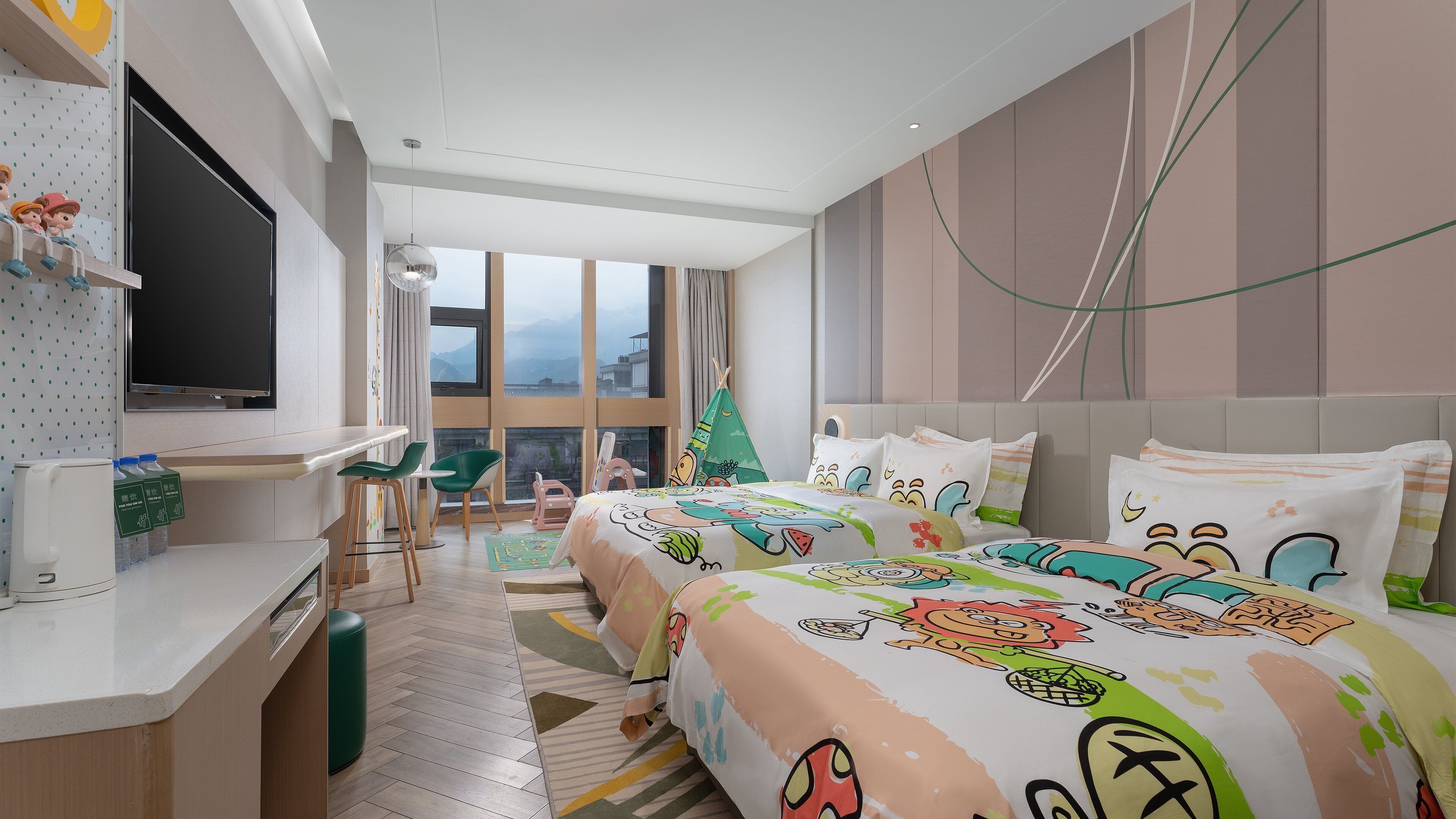 Una habitación de hotel con una cama grande, un escritorio, una silla, un televisor y una ventana con vistas.