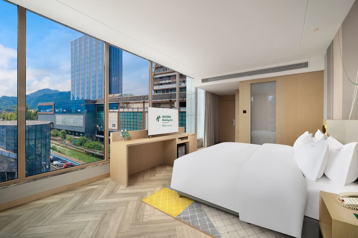 Premium Room, 1 King Bed, River View | In-room safe