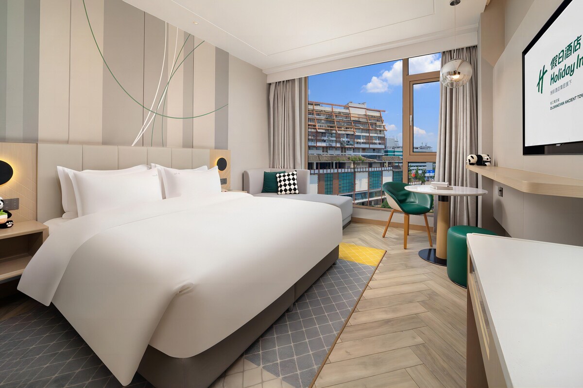 Standard Room | In-room safe