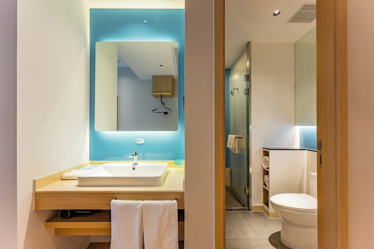 高級房 2張雙人床 帶小冰箱 | 浴室 | 淋浴設備、免費梳洗用品、風筒、拖鞋