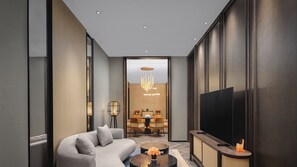 Suite, 1 habitación, vistas al mar (Dining, Meeting) | Edredones de plumas, minibar con artículos gratuitos, caja fuerte