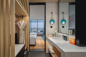 Habitación Premium, 2 camas matrimoniales | Baño | Secadora de cabello, batas, pantuflas, toallas 