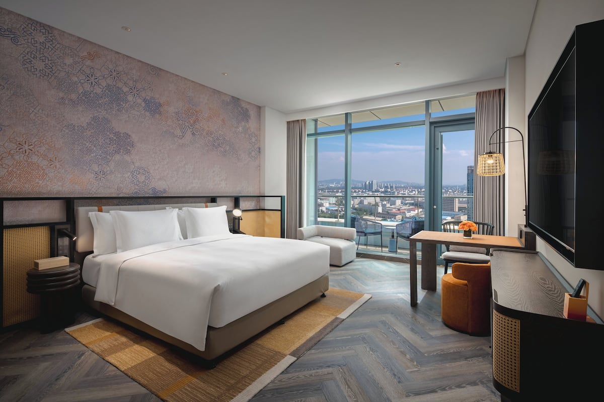 Down comforters, free minibar, in-room safe, blackout drapes