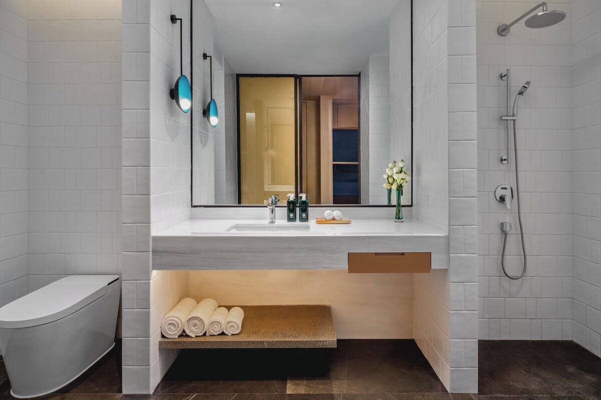 Habitación estándar, 1 cama de matrimonio grande | Edredones de plumas, minibar con artículos gratuitos, caja fuerte