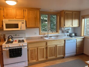 Kylskåp, mikrovågsugn, ugn och spishäll