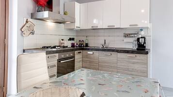 Fridge, oven, stovetop, dishwasher