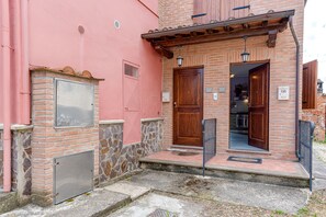 Exterior detail - Holiday Home 'Sandra House Certaldo' with Private Garden and Wi-Fi (Certaldo)