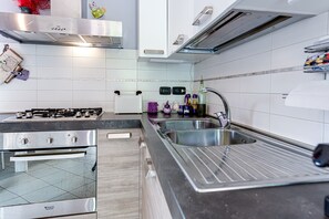 Fridge, oven, stovetop, dishwasher - Holiday Home 'Sandra House Certaldo' with Private Garden and Wi-Fi (Certaldo)