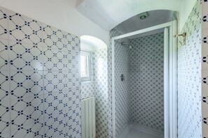 Dusche, kostenlose Toilettenartikel, Haartrockner, Handtücher