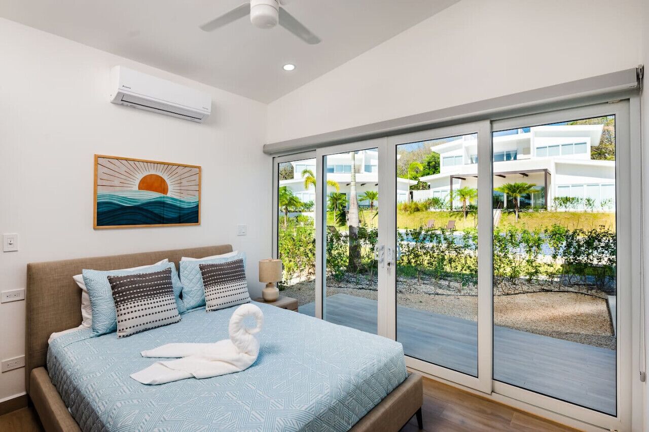 Skrivebord, strykejern/-brett, reiseseng for barn og wi-fi