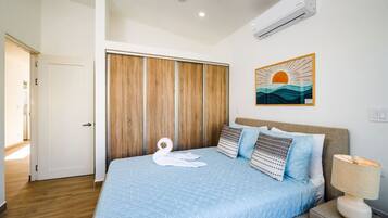 3 habitaciones, escritorio y tabla de planchar con plancha