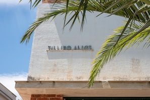 A building with the name "VILLINO ALICE" on a white wall. - Villino Alice a Mondello by Wonderful Italy (Palermo)