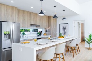 冷蔵庫、電子レンジ、オーブン、コンロ