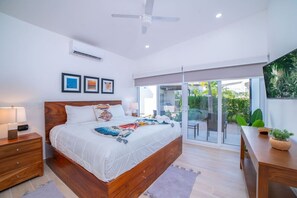 3 habitaciones, escritorio y tabla de planchar con plancha