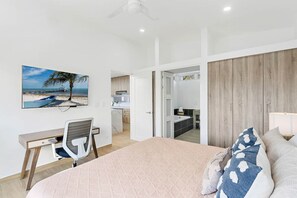 3 室のベッドルーム、デスク、アイロン / アイロン台、旅行用ベビーベッド