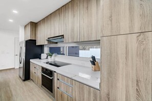 冷蔵庫、電子レンジ、オーブン、コンロ