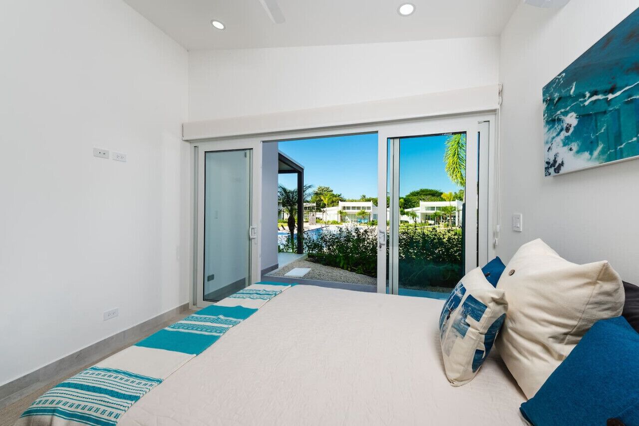 3 quartos, escrivaninha, ferros/tábuas de passar roupa, berço de viagem