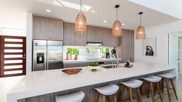 Køleskab, mikrobølgeovn, ovn, kogeplade