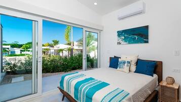 3 quartos, escrivaninha, ferros/tábuas de passar roupa, berço de viagem