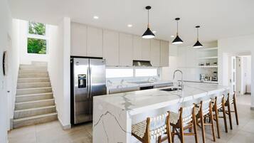 Frigorífico, microondas, horno y placa de cocina