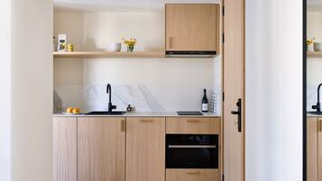 Comfort Studio | Private kitchen | Mini-fridge, microwave, oven, stovetop