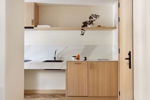 Mini-fridge, microwave, oven, stovetop - Aspasios Sofia Apartments (Madrid)