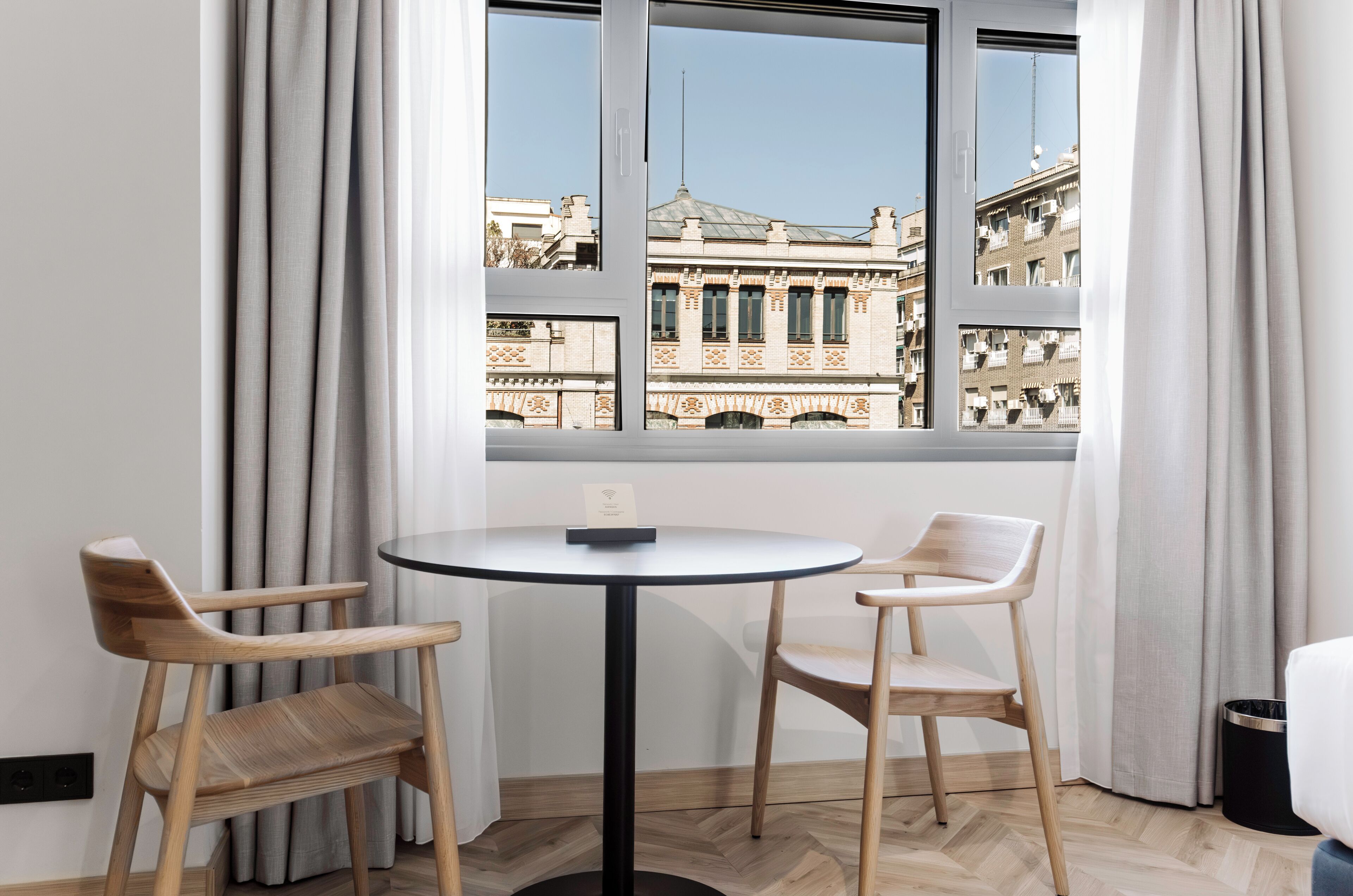 Studio | Woonruimte | Een 50-inch flatscreentelevisie met digitale zenders